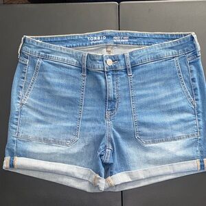 #T912- NWOT-Torrid Perfect 5” Denim Shorts Vintage Stretch-18W